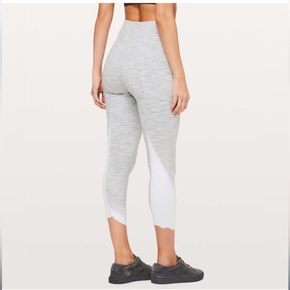 Lululemon Wunder Under Grey Crop Special Edition Scalloped Hem legging. Size 4 - Picture 4 of 12